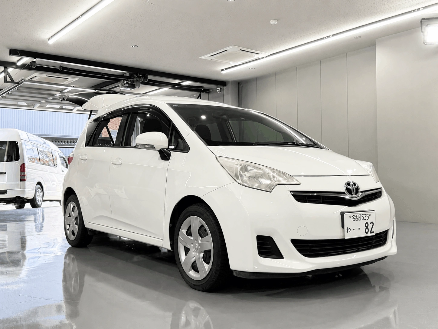 白色のトヨタ・ラクティスの福祉車両