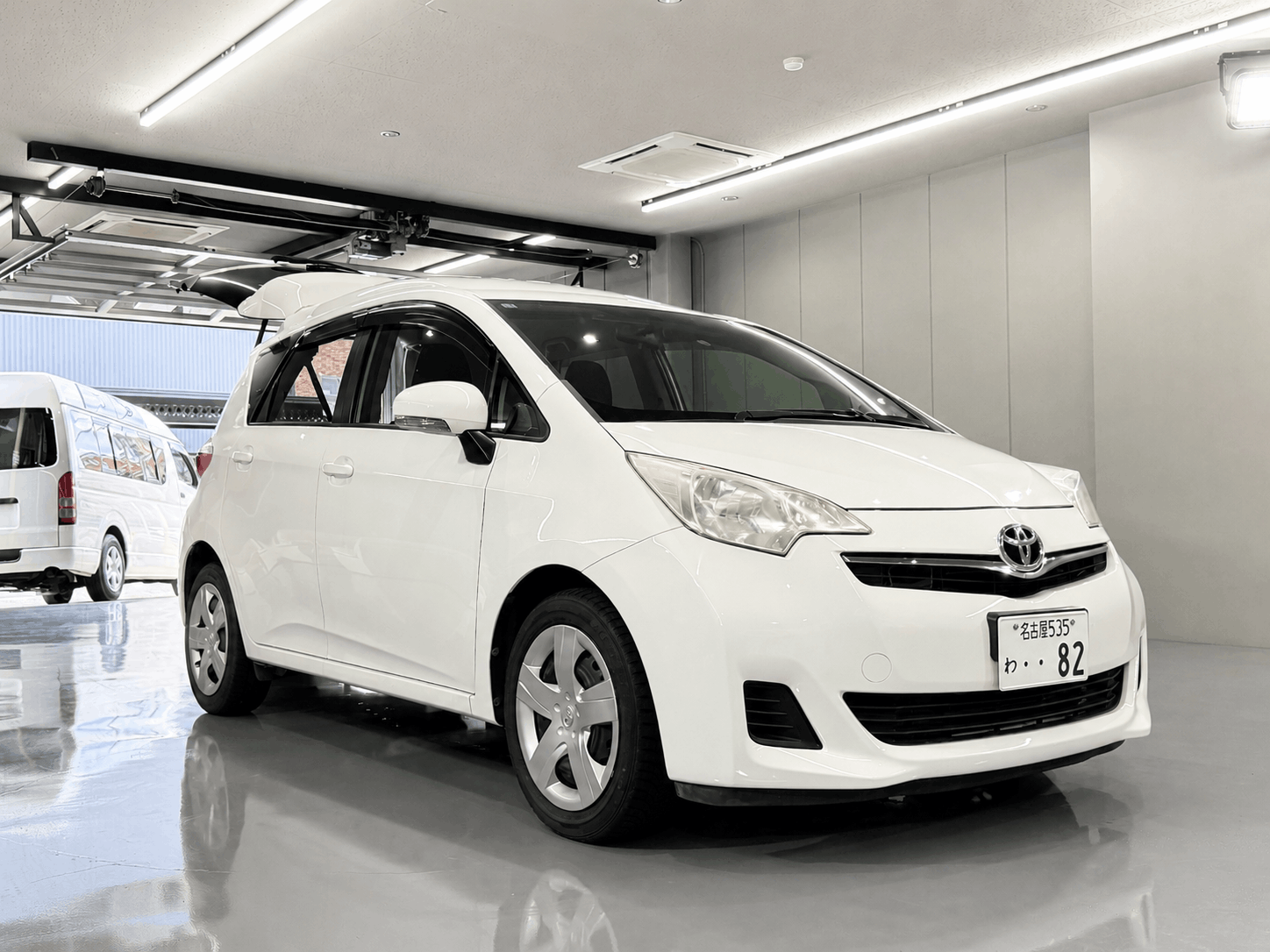 白色のトヨタ・ラクティスの福祉車両