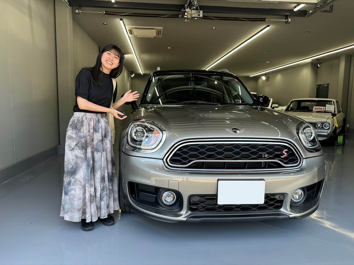お客様が購入したBMW MINI クロスオーバー ALL4と女性のお客様
