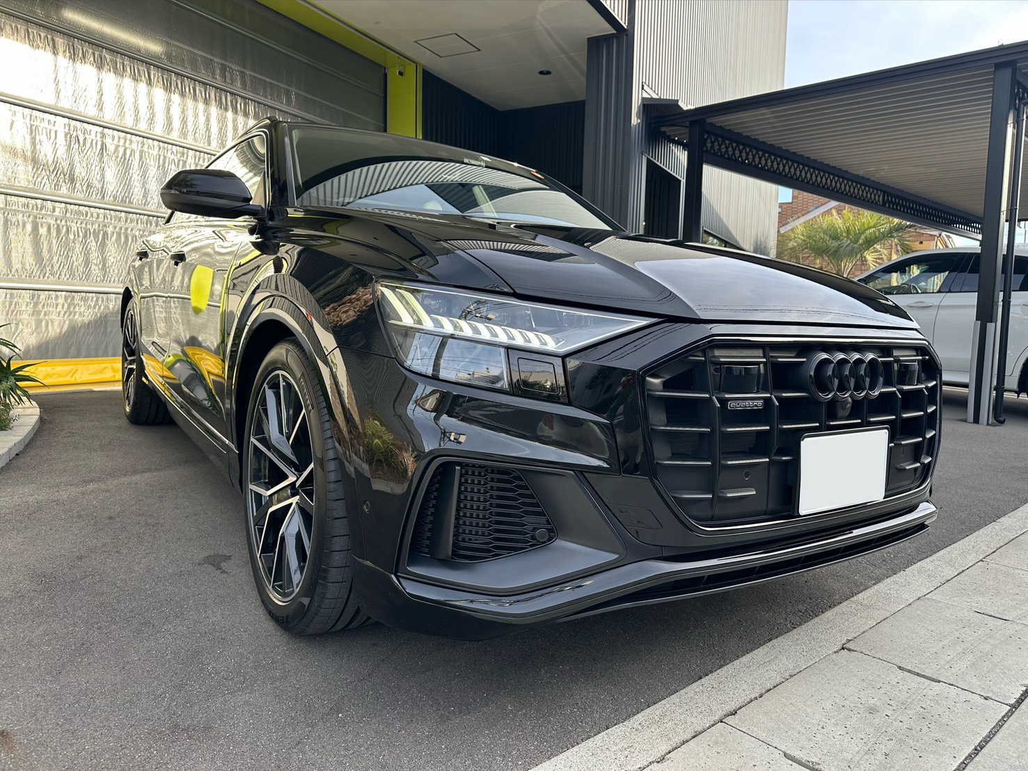 お客様が購入したアウディQ8 S lineのフロント